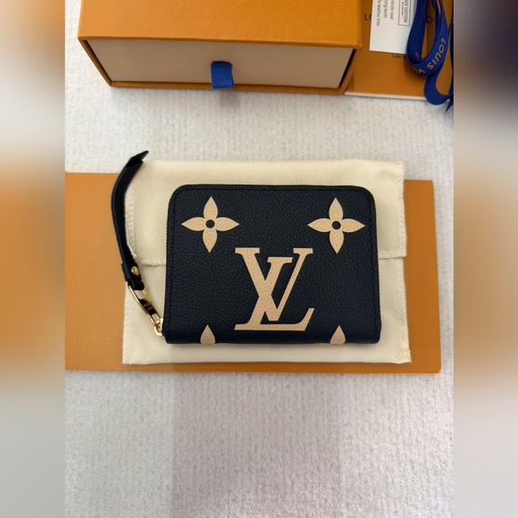 Louis Vuitton Zippy Coin Purse - Picture 2 of 16